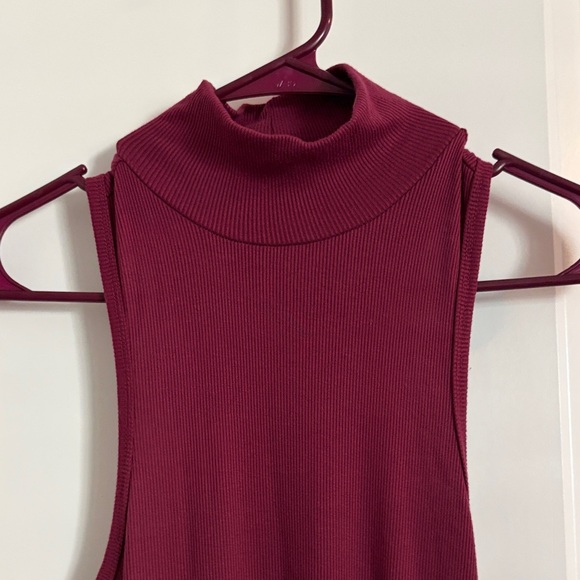 Chic Sleeveless Maxi Dress in Deep Burgundy - Picture 3 of 4